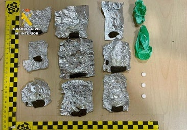 El copiloto de un turismo huye a pie al darle el alto la Guardia Civil y lanza una bolsa con hachís y Rivotril