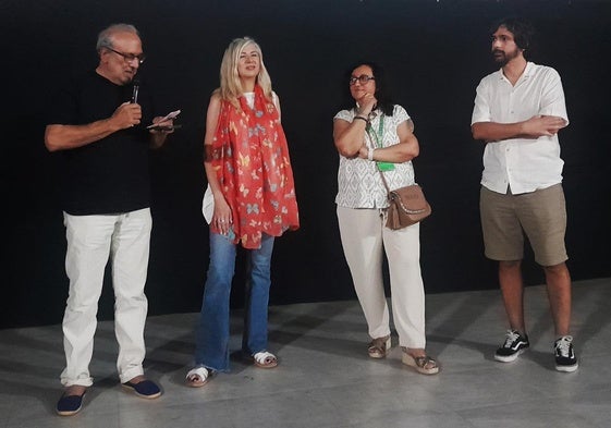 Miguel Ángel García de la Calera, a la derecha, minutos antes de la proyección