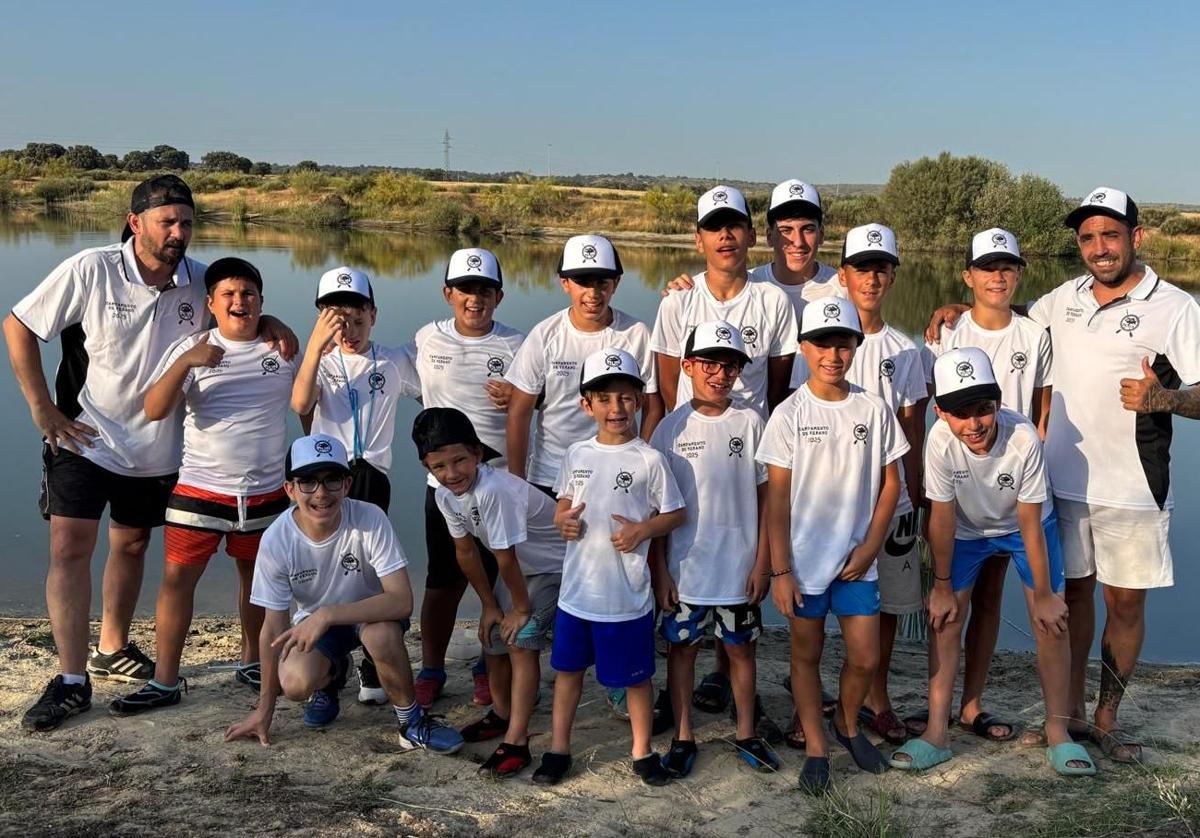 Los participantes en el campamento con sus monitores