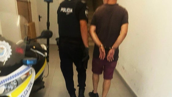 La Policía Local detiene a un individuo cuando robaba en un local