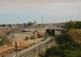 El trabajo de los máquinas es incesante en el entorno del puente