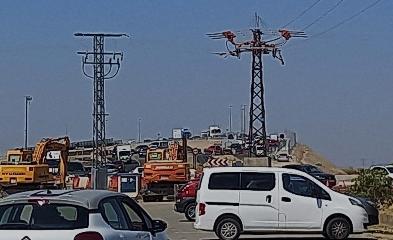 Atasco de vehículos en la carretera Nacional V