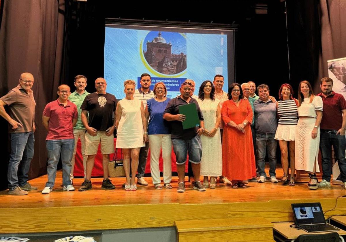 Foto de los alcaldes y alcaldesas que acudieron a la cita.