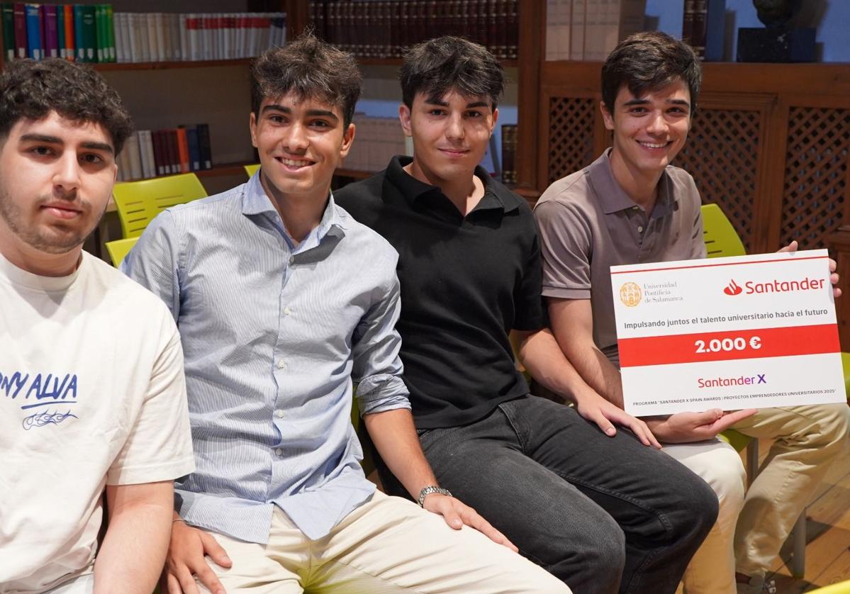 Alfredo Sánchez-Fuentes, con el cheque, junto a Pablo Martín