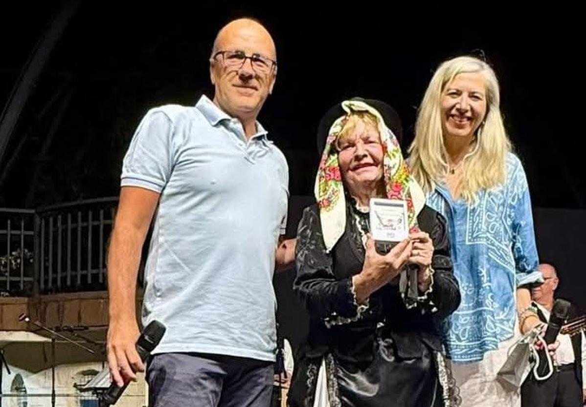 Angelines Sánchez entre Enrique Hueso y Cristina Marcos