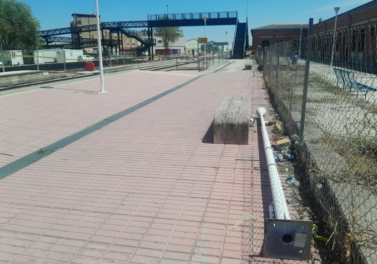 Esta farola lleva meses caída y sin retirar
