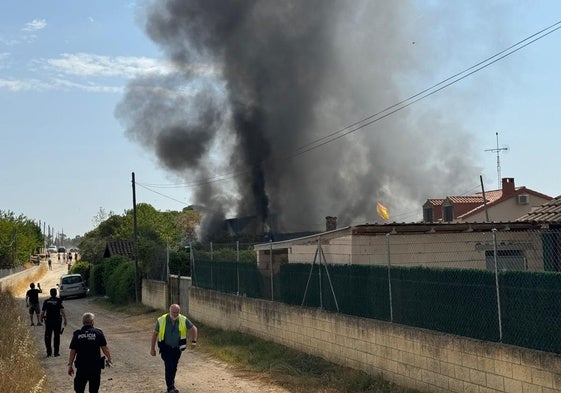 Un incendio destruye una nave con madera y pintura