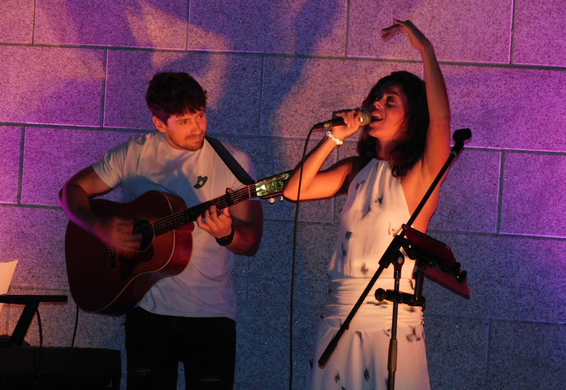 La actriz y cantante Clara Alvarado, profeta en su tierra