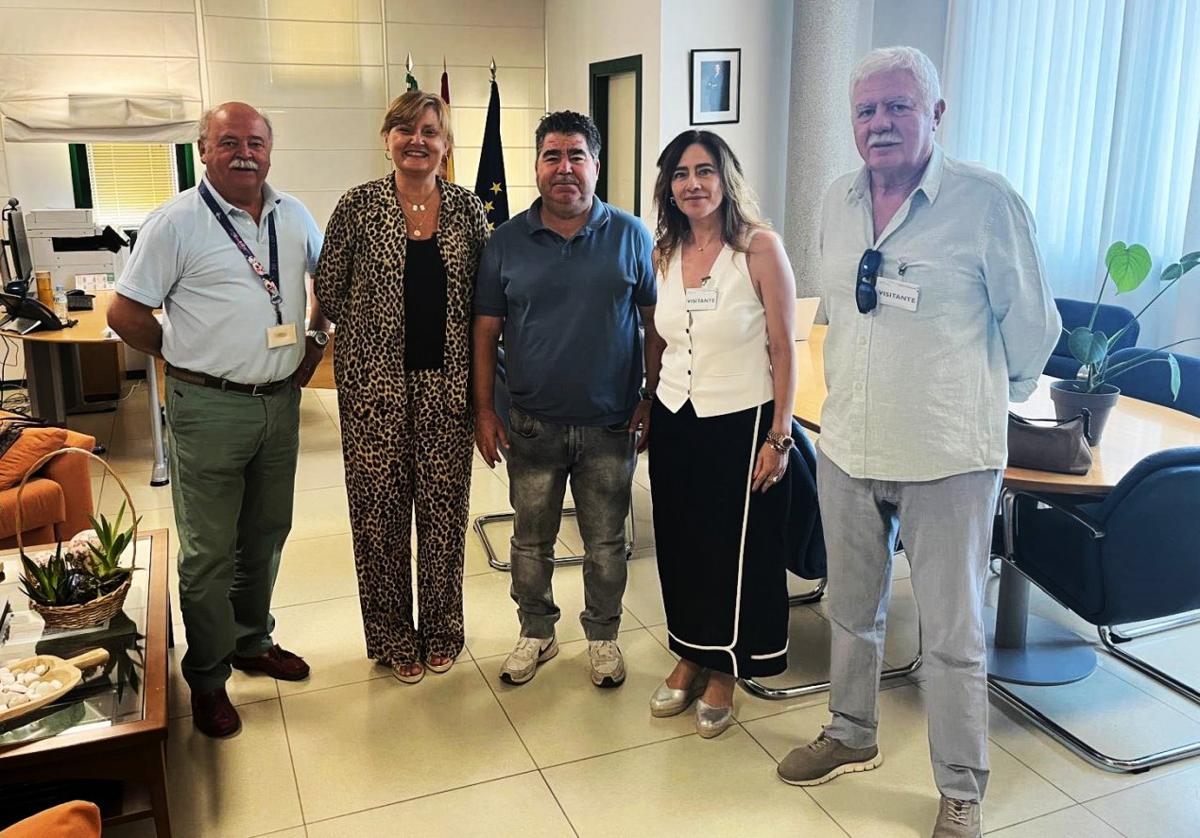 Asistentes a la reunión de Mérida con el alcalde en el centro