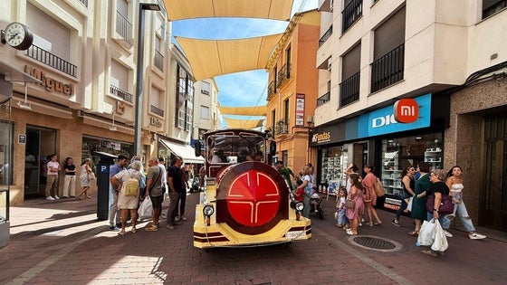 Un tren turístico promociona el comercio local