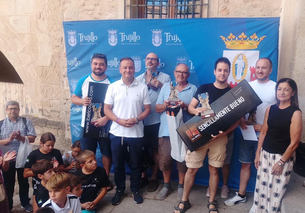 Entrega de premios a los primeros clasificados en absoluta