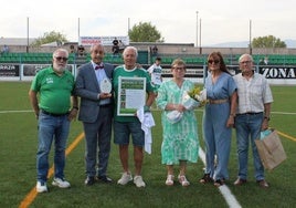 Bastida y su familia acompañado por amigos que dejó durante su estancia en Navalmoral