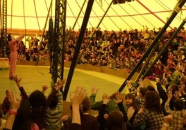 Actividad en la carpa de circo de El Quinto Pino