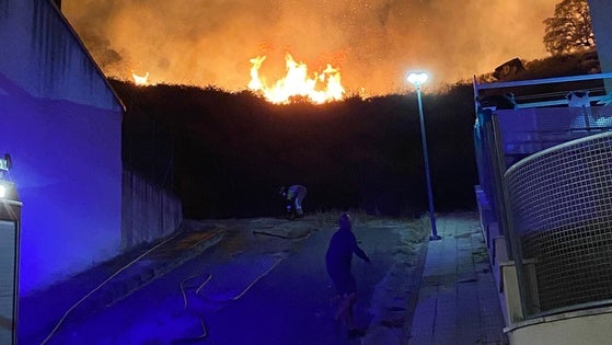 Madrugada de nervios y tensión en los cerros por un incendio