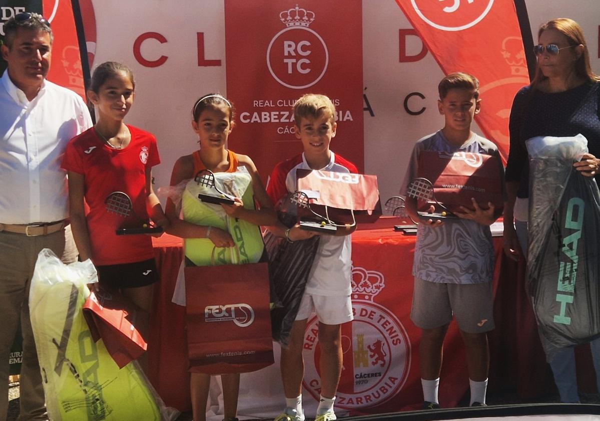 El joven tenista moralo recibiendo el trofeo
