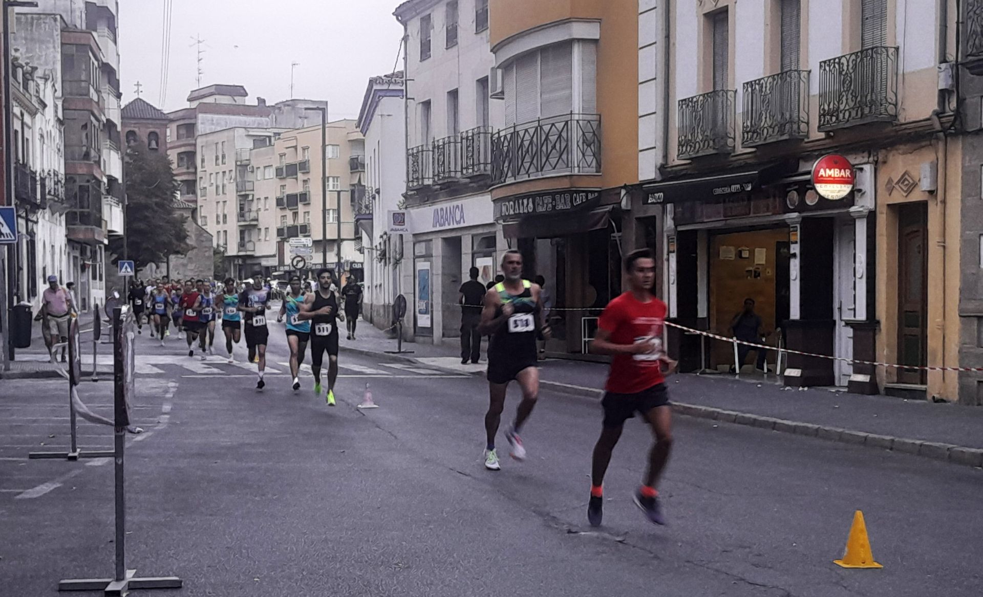 Los corredores llegando a la zona peatonal