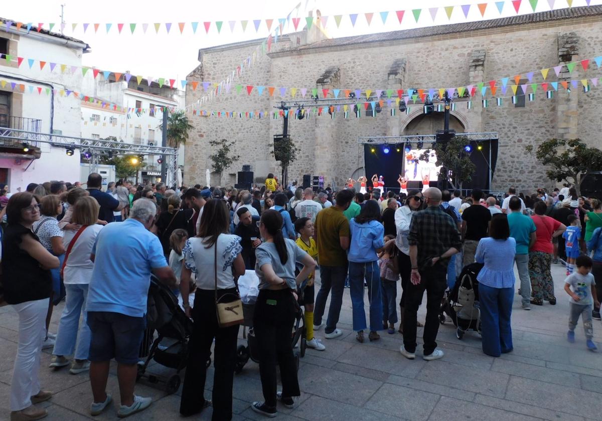 Ambiente festivo en la plaza de España