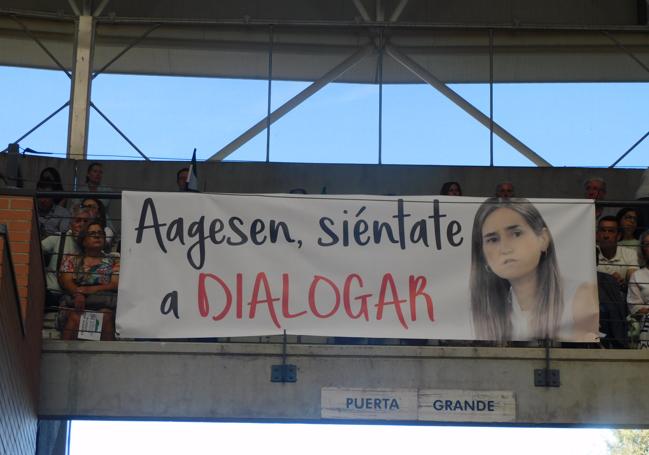 Mensajes para la ministra del área en varias pancartas