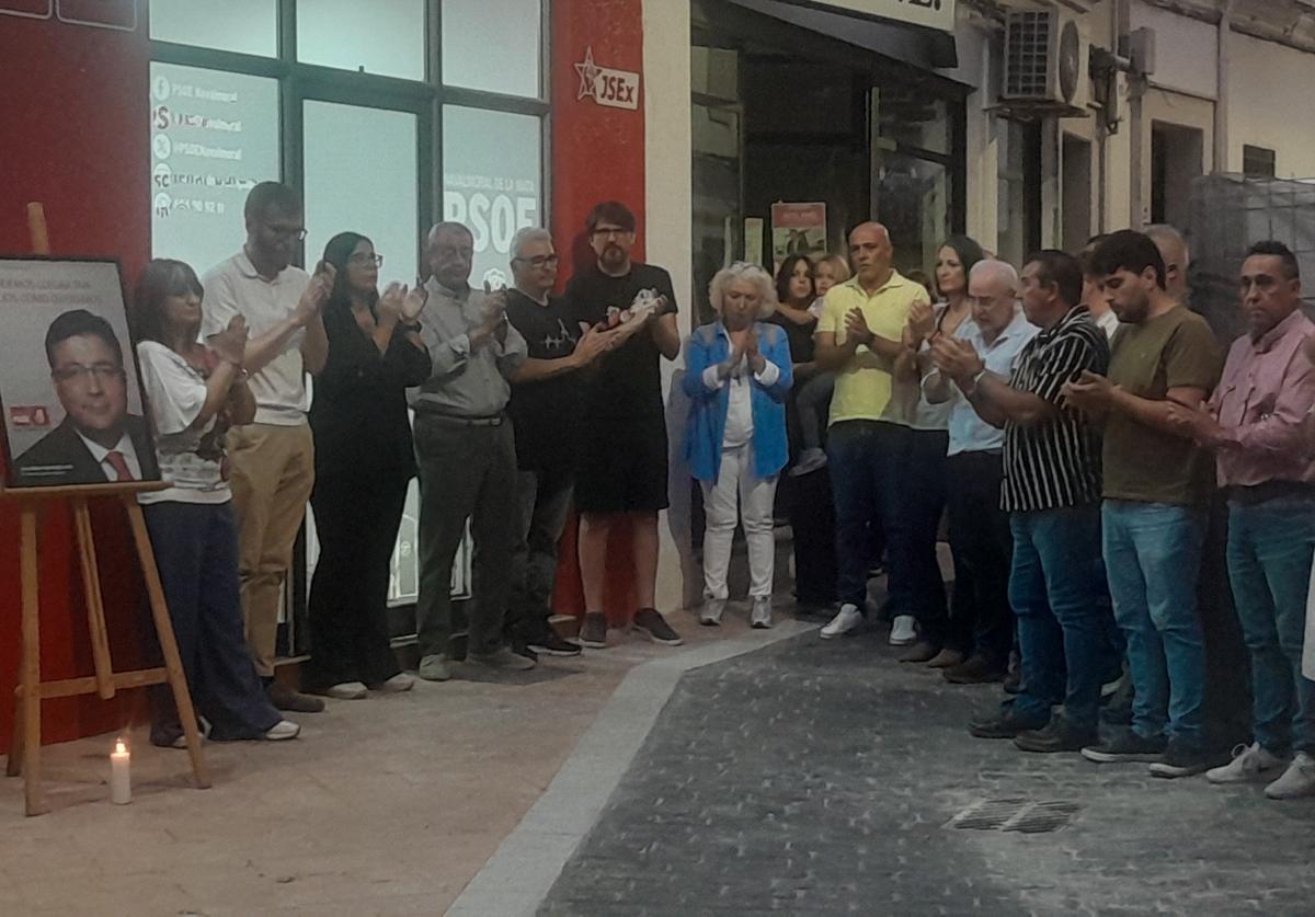 Aplausos en memoria de Fernández Vara tras los cinco minutos de silencio