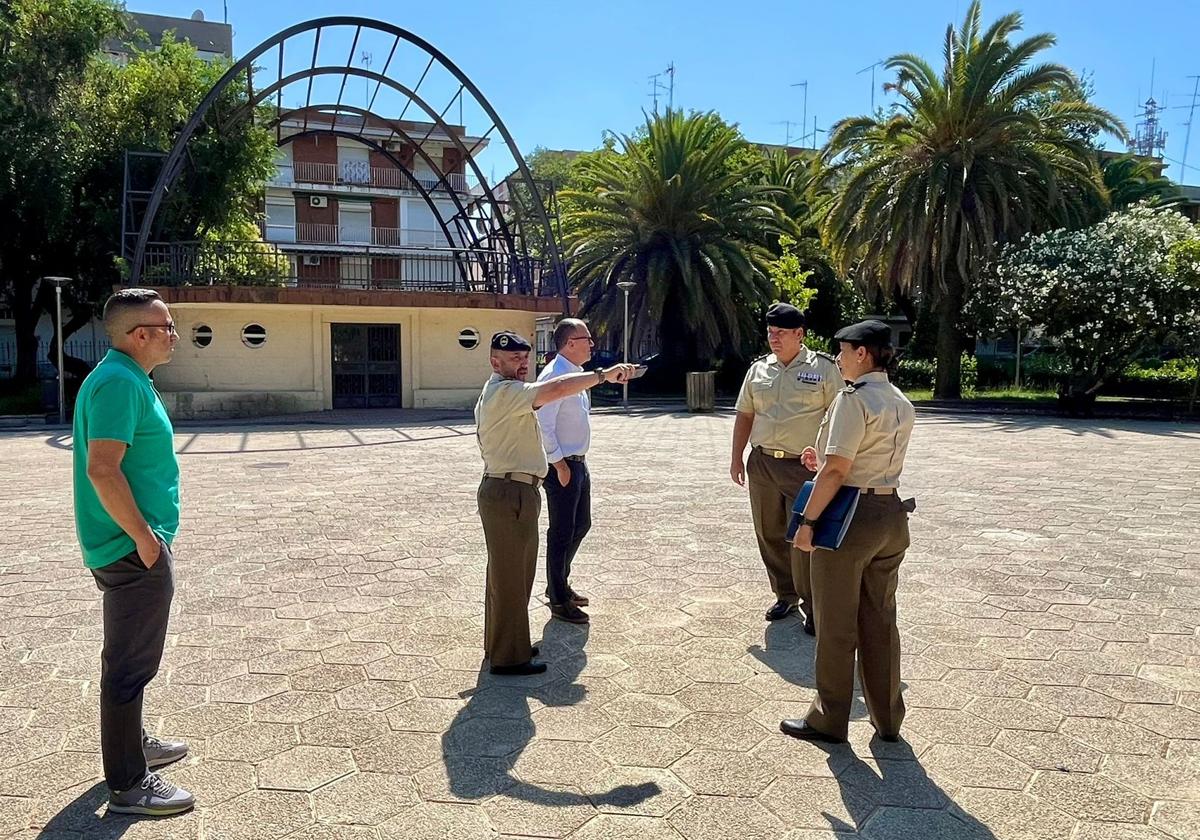 Los militares inspeccionan el parque municipal