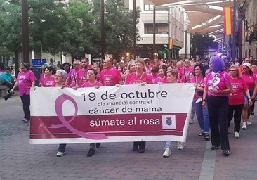 La marcha contra el cáncer de mama vuelve a teñir de rosa el centro urbano