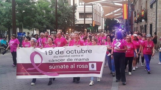 La marcha contra el cáncer de mama vuelve a teñir de rosa el centro urbano