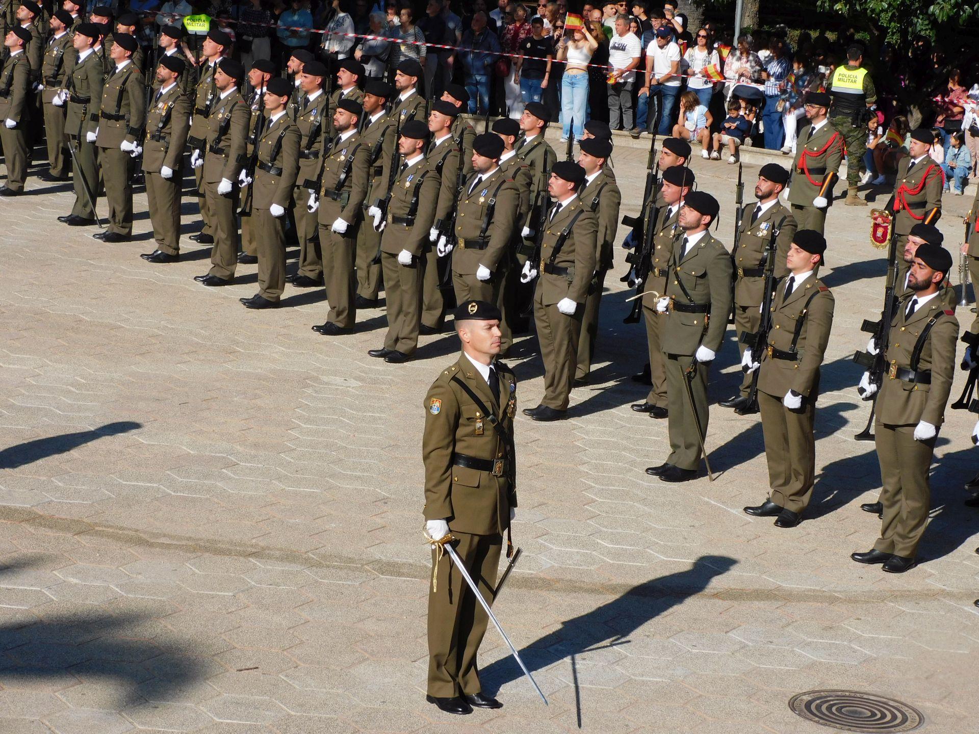 Unos 200 'jurandos' protagonizan una emotiva jura de bandera para personal civil