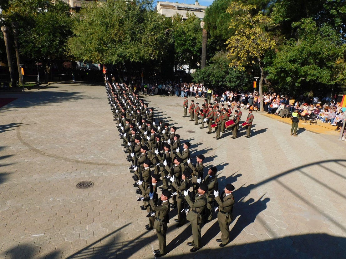 Unos 200 'jurandos' protagonizan una emotiva jura de bandera para personal civil