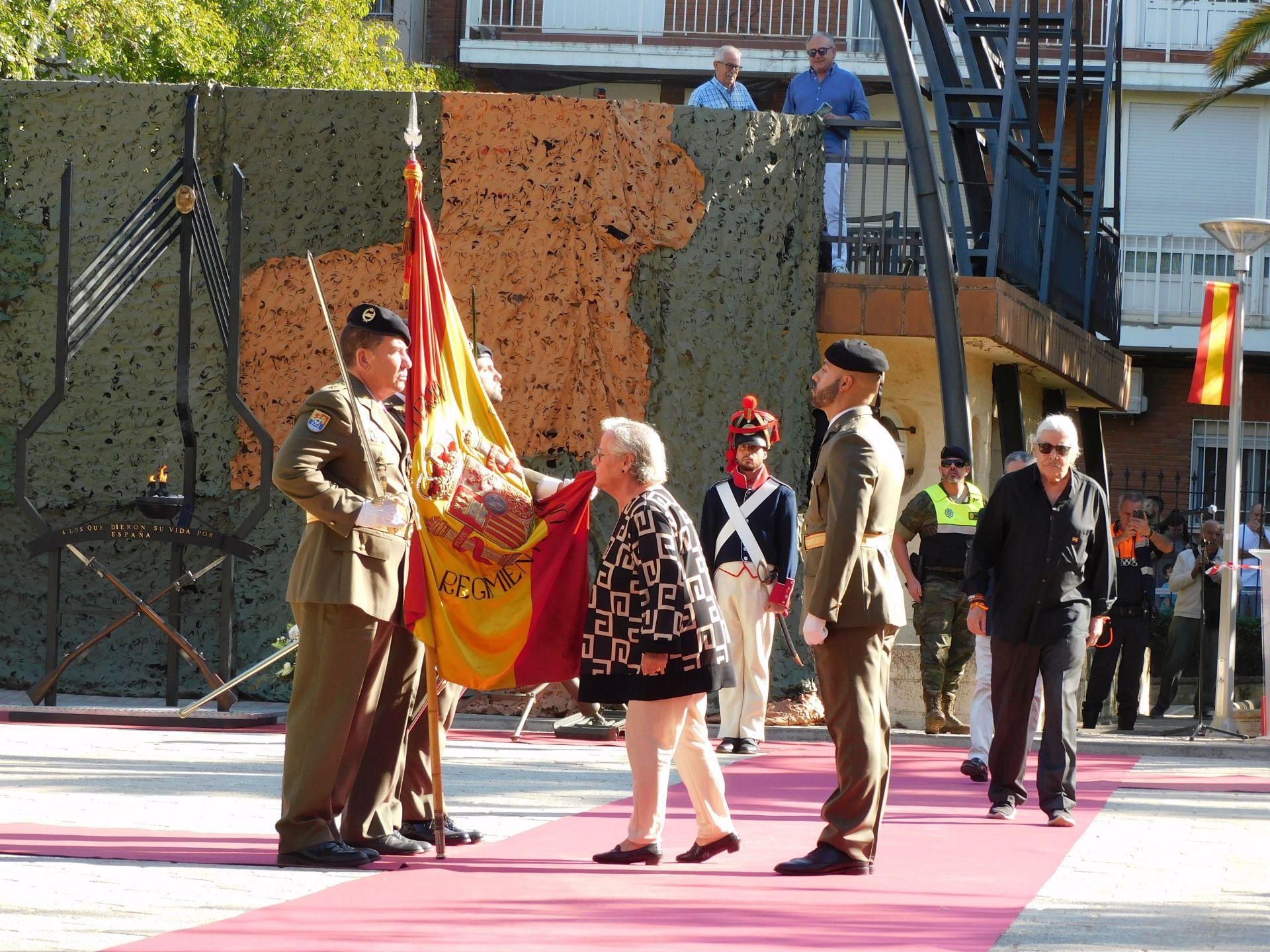 Unos 200 'jurandos' protagonizan una emotiva jura de bandera para personal civil