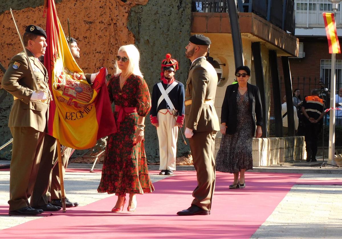Cerca de 200 personas de distintas edades pasaron ante la bandera