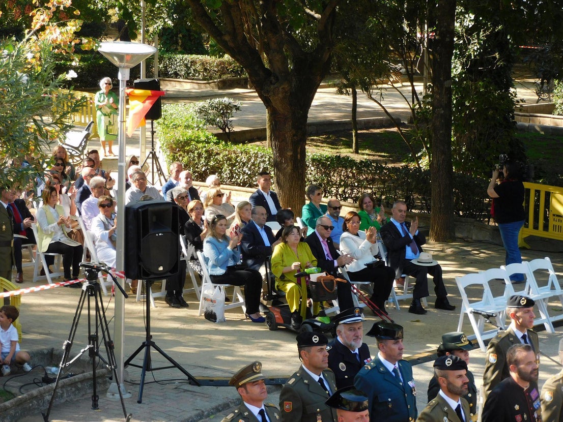 Unos 200 'jurandos' protagonizan una emotiva jura de bandera para personal civil