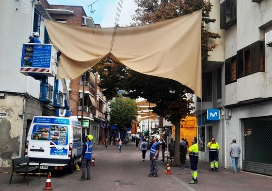 Retirada de los toldos de la calle Antonio Concha