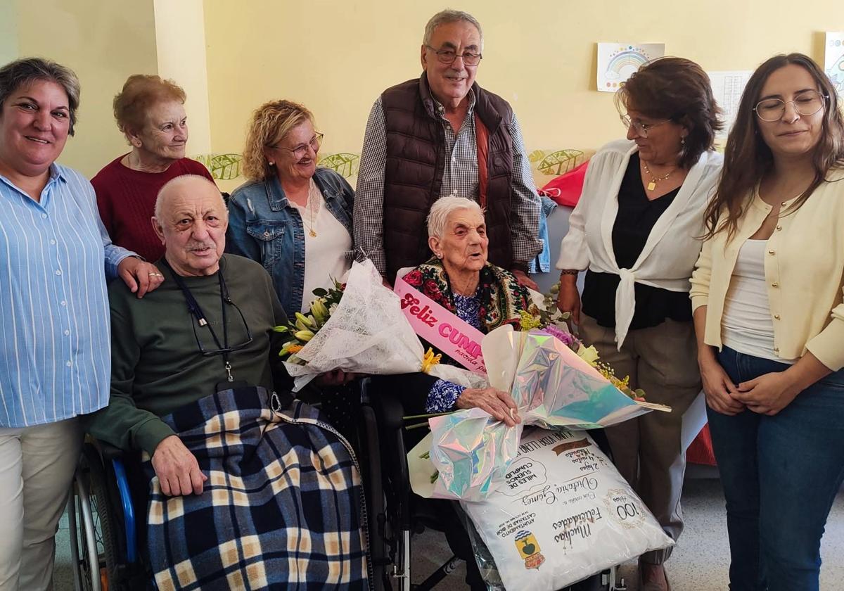 La centenaria con familiares y la alcaldesa de Castañar de Ibor
