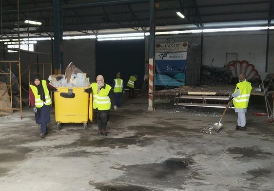 Las peñas trabajan ya con normalidad en la nave municipal