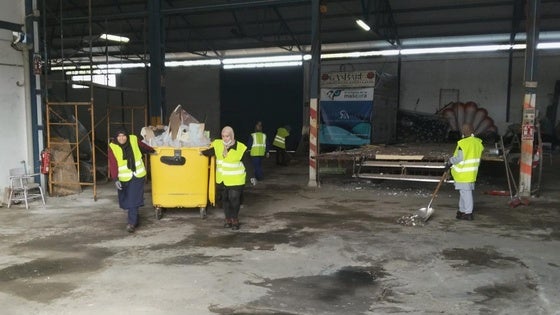 Las peñas trabajan ya con normalidad en la nave municipal