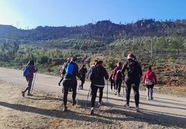 Primera edición de la ruta, con la sierra de MIravete al fondo