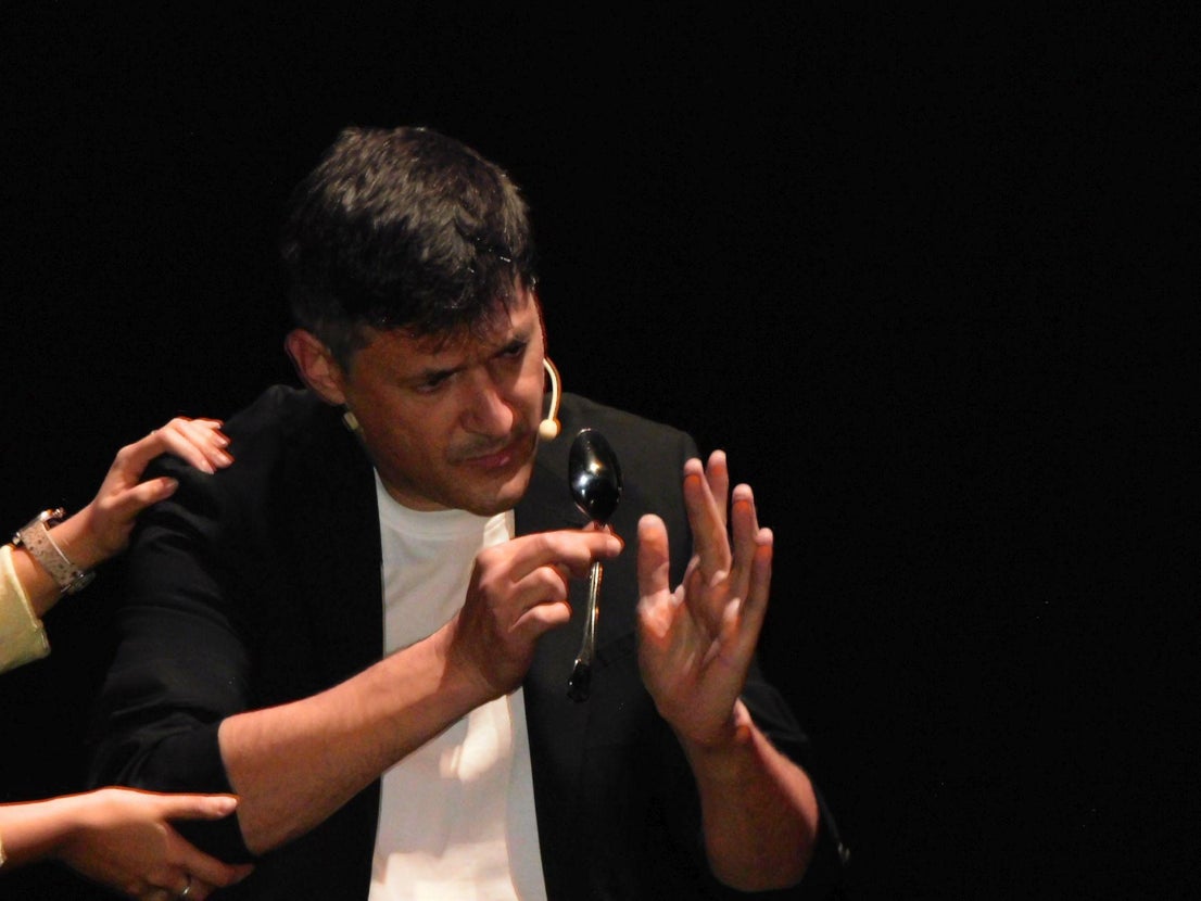 Cobami, entre el mentalismo y el espiritismo con 'Séance'