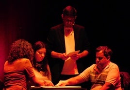 Cobami en plena sesión de 'ouija' en el teatro