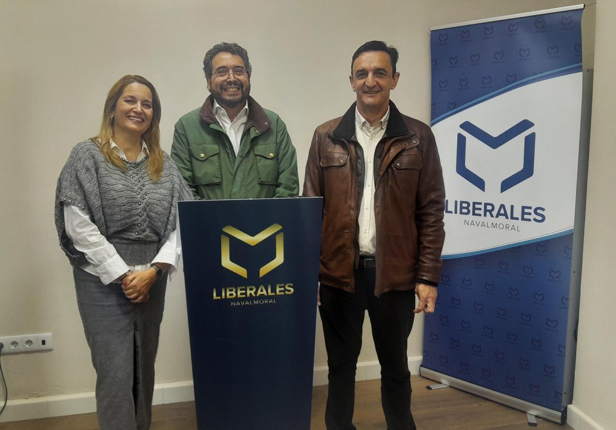 Nuria Camacho, Jaime Vega y Roberto García en la nueva sede de Liberales