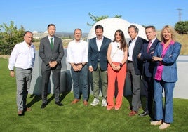 Dirigentes y representantes populares en una visita a Almaraz