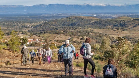 Cerca de 250 senderistas disfrutan de la III Ruta Entreparques
