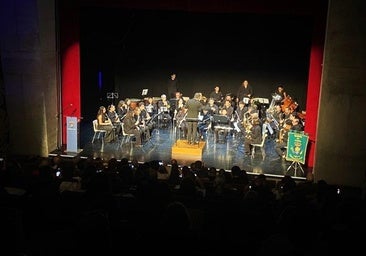 El XVII Encuentro de Bandas 'Ciudad de Navalmoral' llena el teatro