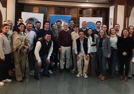 Jóvenes y representantes institucionales reunidos en Navalmoral