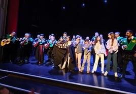 La Cuarentuna sobre el escenario del teatro