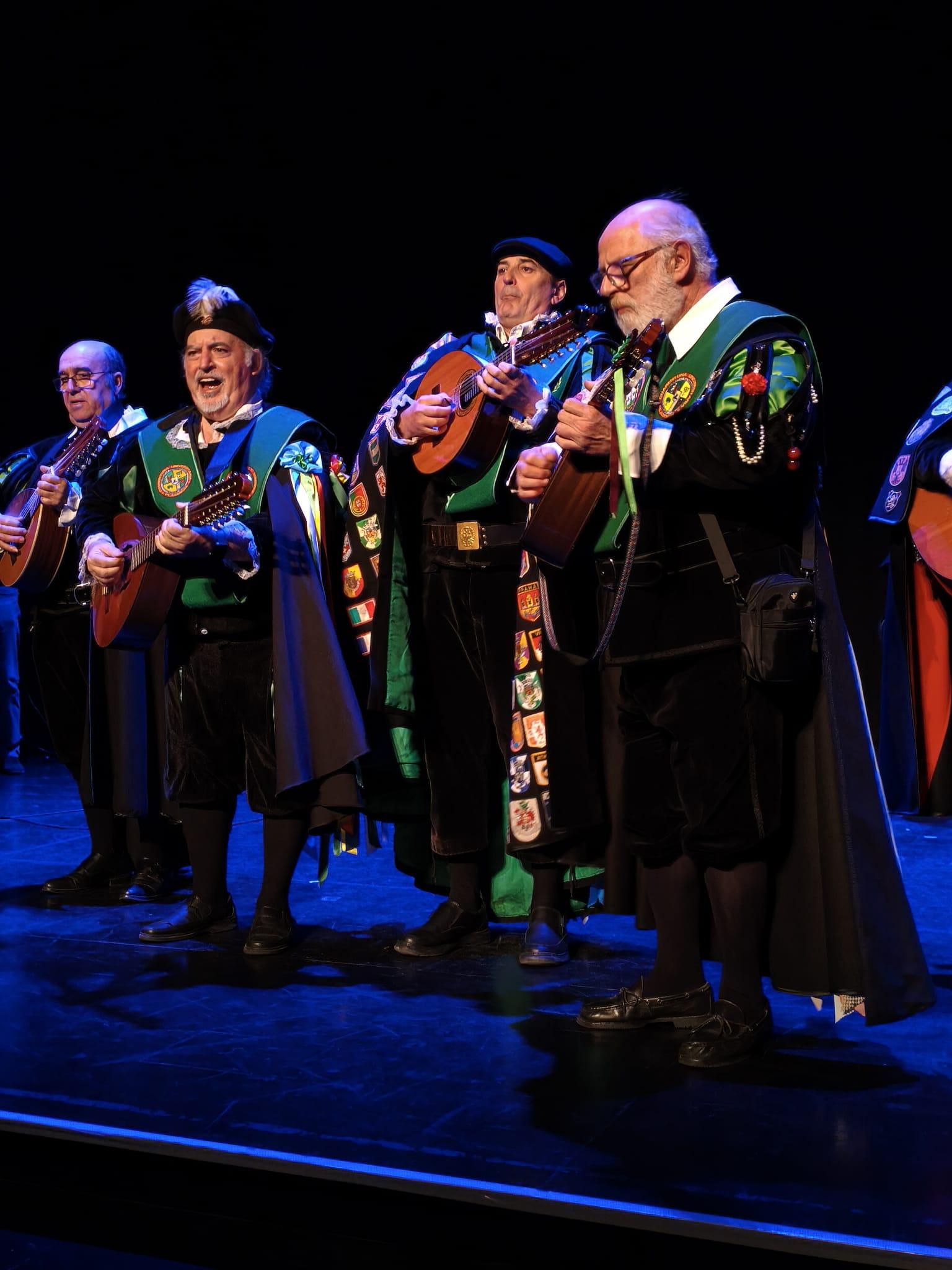 Música y humor 'adelantan' la fiesta en el primer festival navideño