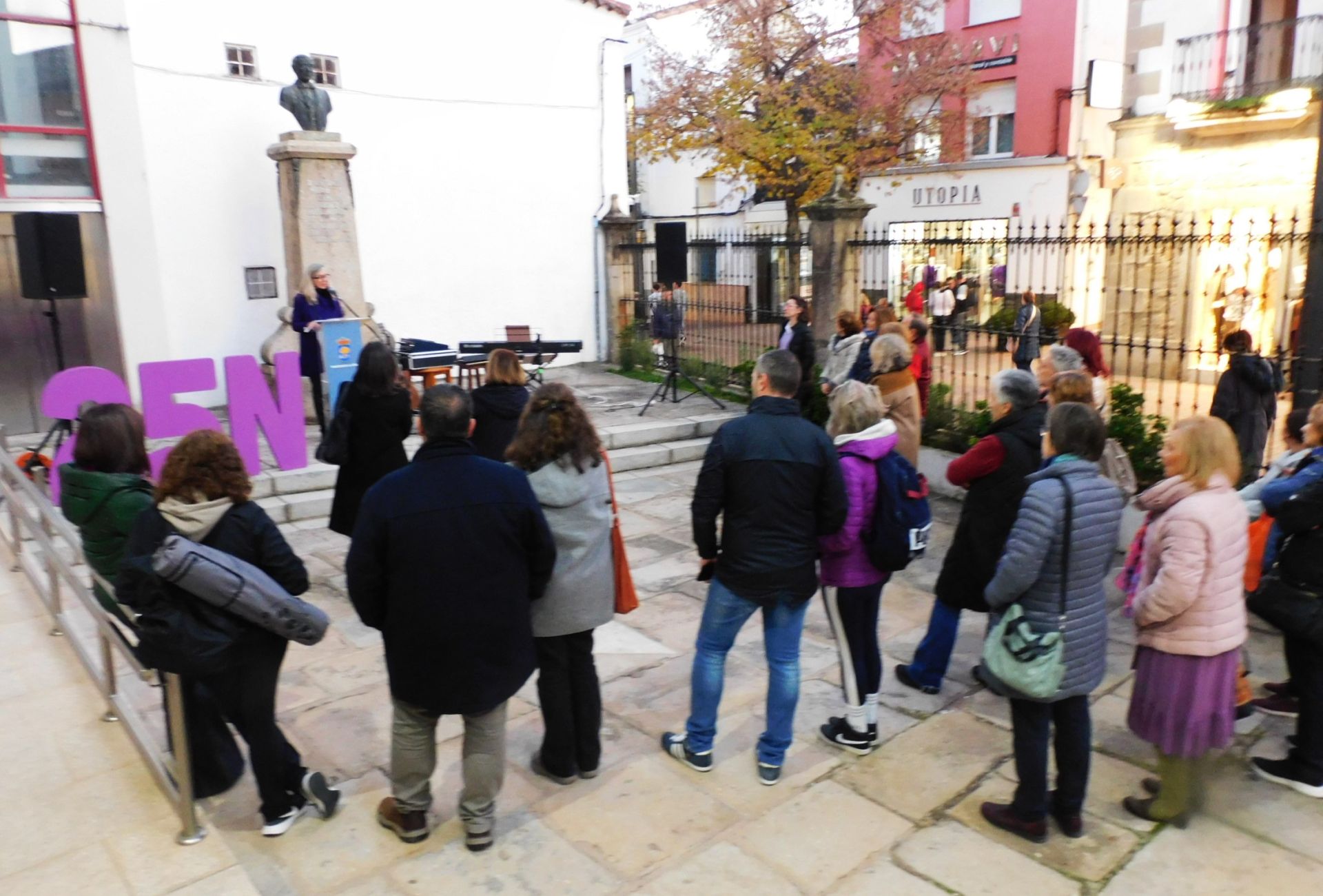 El acto reunió apenas una treintena de personas