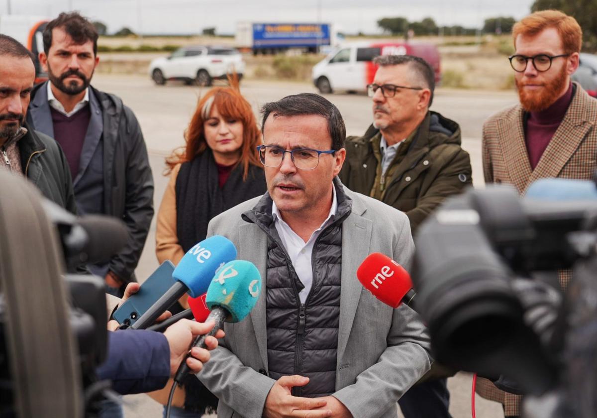 Miguel Ángel Gallardo en Navalmoral acompañado por dirigentes y representantes socialistas