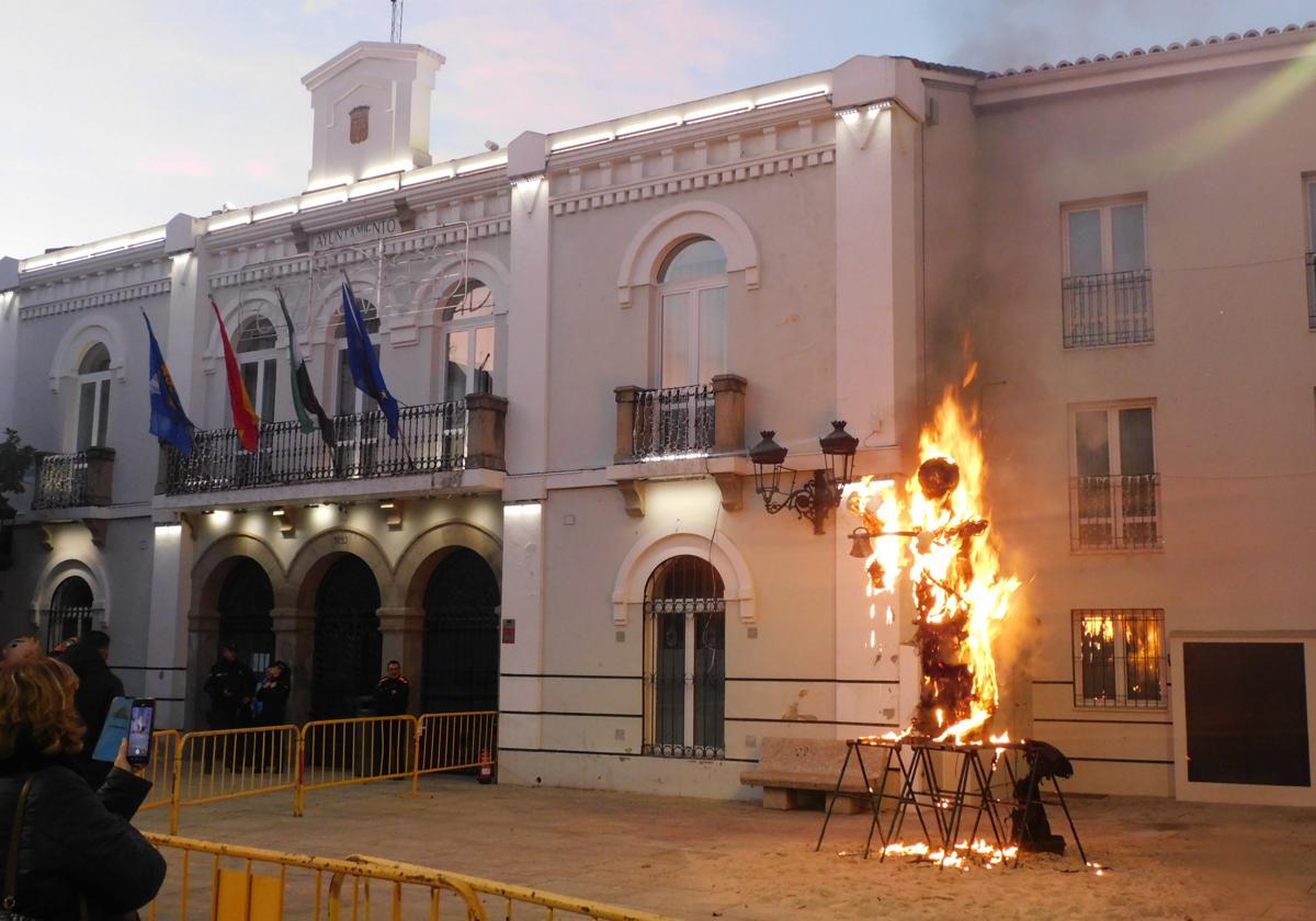La quema del Hombre Inicuo se trasladó a la plaza de España