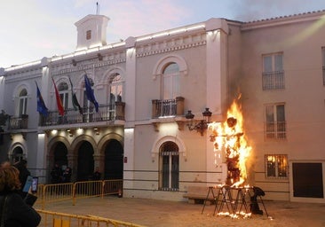 ​«Este muñeco representa todo lo que no nos gusta del año que se acaba»