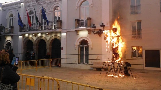 ​«Este muñeco representa todo lo que no nos gusta del año que se acaba»